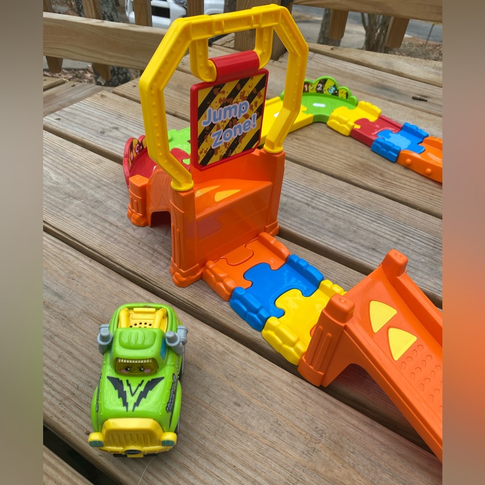 Vtech Go Go Smart Wheels 3-in-1 Launch & Play Raceway Track Plus Addt’l Pieces - Picture 5 of 5